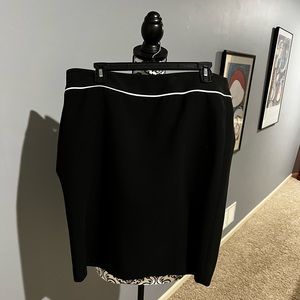 Tahari Black with white stripe size 14 skirt